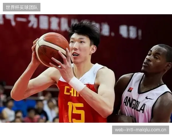 周琦在北京首钢的防守体系中扮演核心角色,其护框能力迫使上海队改变进攻策略。 周琦在北京首钢的防守体系中扮演核心角色,其护框能力迫使上海队改变进攻策略。